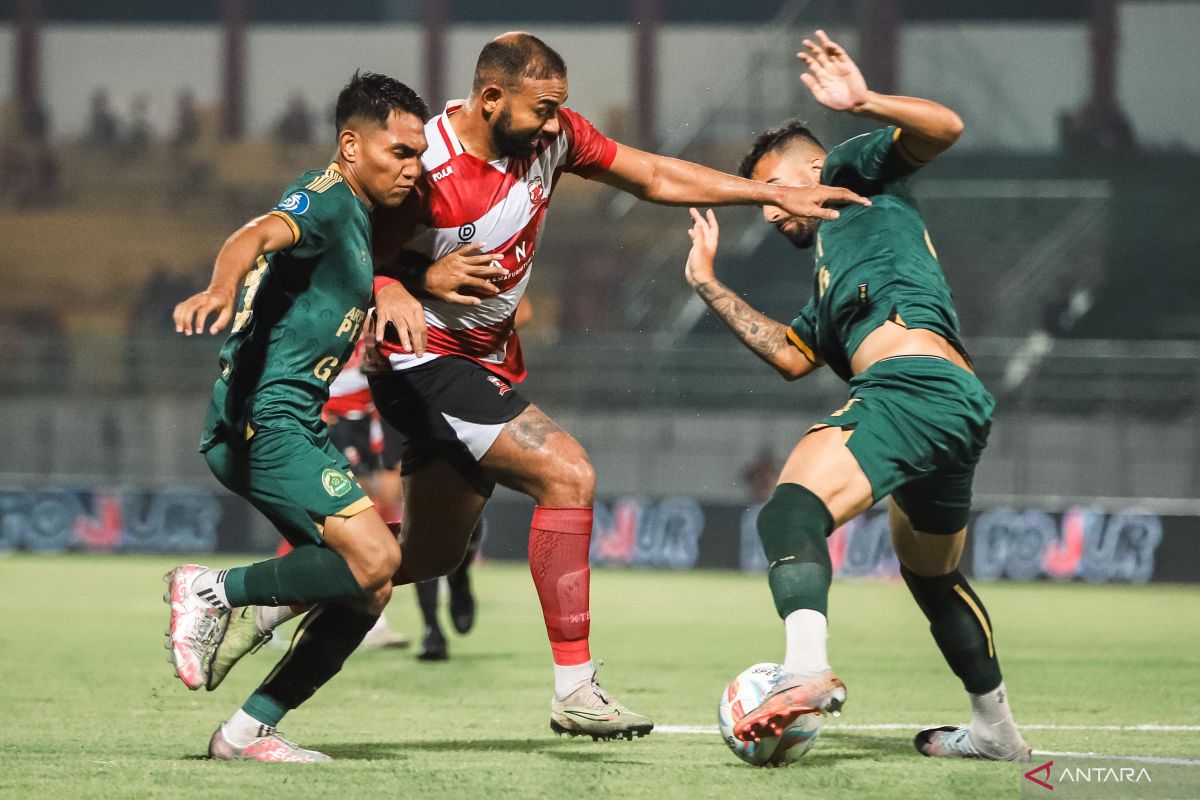Madura United FC vs Persikabo 1973.jpg